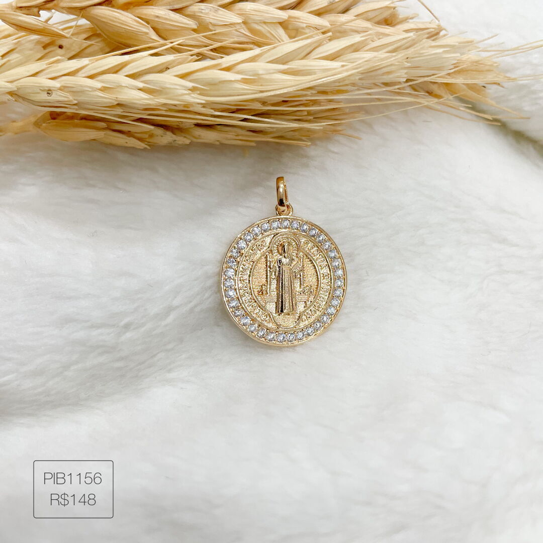 Pingente de São Bento Cravejado Cristal Dourado